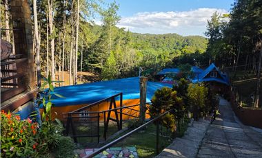 SE VENDE TERRENO CON 2 CABAÑAS Y 1 CASA EN ALTOS DE CERRO AZUL 1998M