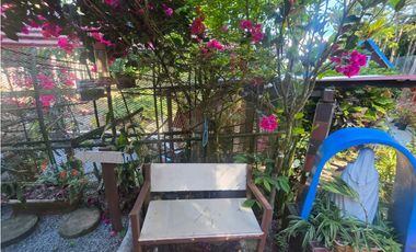 SE VENDE TERRENO CON 2 CABAÑAS Y 1 CASA EN ALTOS DE CERRO AZUL 1998M