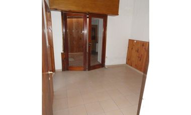 Casita en esquina c/garage amplio...