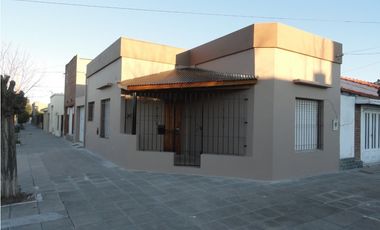Casita en esquina c/garage amplio...