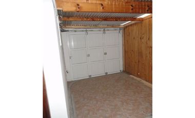 Casita en esquina c/garage amplio...