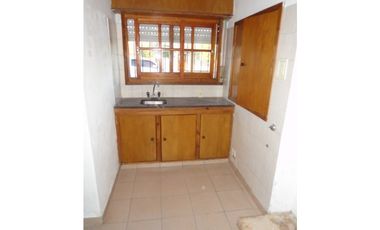Casita en esquina c/garage amplio...
