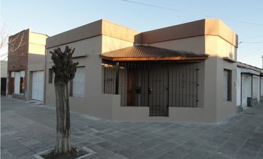 Casita en esquina c/garage amplio...