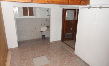 Casita en esquina c/garage amplio...