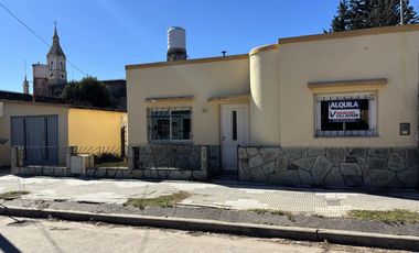 SE ALQUILA CASSA 2 DORM CENTRICA EN ALMAFUERTE