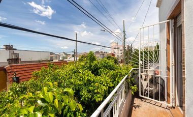 Venta PH 5 ambientes multifamiliar balcón frente