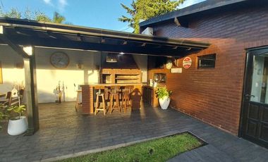 VENTA DE CASA CON HERMOSO PARQUE PILETA QUINCHO