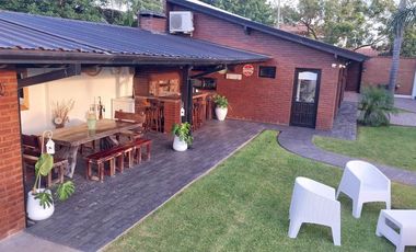 VENTA DE CASA CON HERMOSO PARQUE PILETA QUINCHO