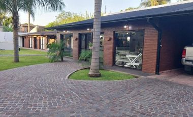 VENTA DE CASA CON HERMOSO PARQUE PILETA QUINCHO