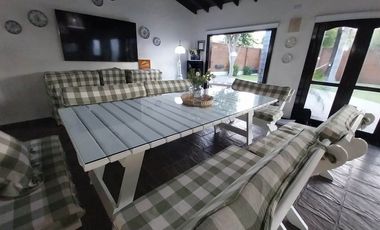 VENTA DE CASA CON HERMOSO PARQUE PILETA QUINCHO