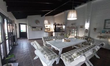 VENTA DE CASA CON HERMOSO PARQUE PILETA QUINCHO