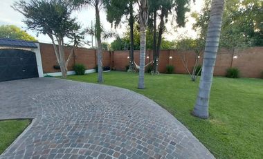 VENTA DE CASA CON HERMOSO PARQUE PILETA QUINCHO