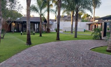 VENTA DE CASA CON HERMOSO PARQUE PILETA QUINCHO