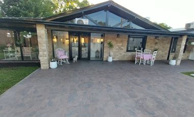 VENTA DE CASA CON HERMOSO PARQUE PILETA QUINCHO