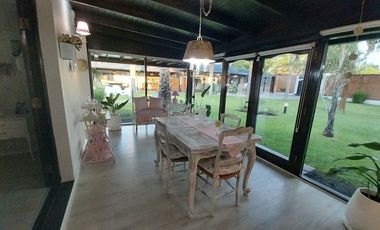 VENTA DE CASA CON HERMOSO PARQUE PILETA QUINCHO