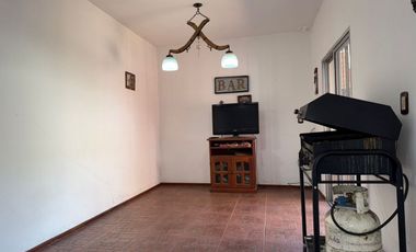 VENTA CASA-3 AMBTS.C/PQUE, PILETA, QUINCHO COCHERA