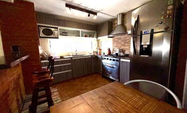 VENTA CASA-3 AMBTS.C/PQUE, PILETA, QUINCHO COCHERA