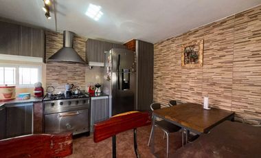 VENTA CASA-3 AMBTS.C/PQUE, PILETA, QUINCHO COCHERA