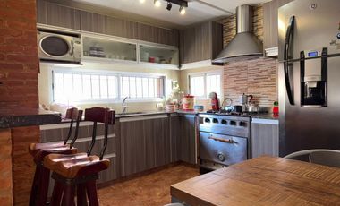 VENTA CASA-3 AMBTS.C/PQUE, PILETA, QUINCHO COCHERA
