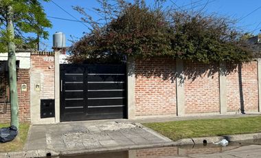 VENTA CASA-3 AMBTS.C/PQUE, PILETA, QUINCHO COCHERA