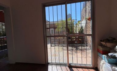 VENTA CASA-3 AMBTS.C/PQUE, PILETA, QUINCHO COCHERA