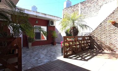VENTA CASA-3 AMBTS.C/PQUE, PILETA, QUINCHO COCHERA