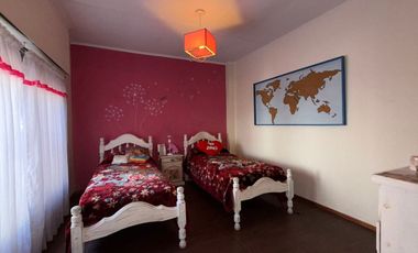 VENTA CASA-3 AMBTS.C/PQUE, PILETA, QUINCHO COCHERA