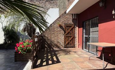 VENTA CASA-3 AMBTS.C/PQUE, PILETA, QUINCHO COCHERA