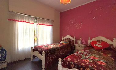 VENTA CASA-3 AMBTS.C/PQUE, PILETA, QUINCHO COCHERA