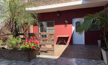 VENTA CASA-3 AMBTS.C/PQUE, PILETA, QUINCHO COCHERA