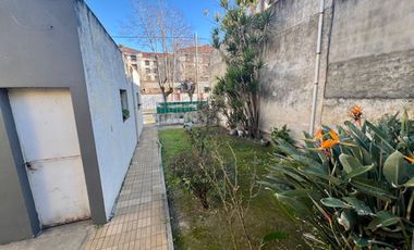 VENTA DE CASA EN LOTE PROPIO, JARDIN, COCHERA