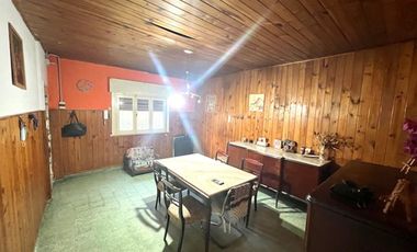 VENTA DE CASA EN LOTE PROPIO, JARDIN, COCHERA