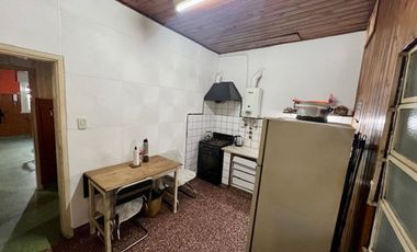 VENTA DE CASA EN LOTE PROPIO, JARDIN, COCHERA
