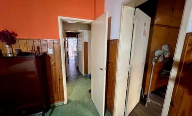 VENTA DE CASA EN LOTE PROPIO, JARDIN, COCHERA