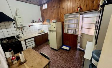 VENTA DE CASA EN LOTE PROPIO, JARDIN, COCHERA