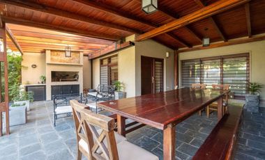 EN VENTA CASA DE CATEGORIA ESTILO COUNTRY