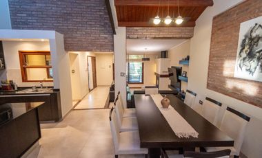 EN VENTA CASA DE CATEGORIA ESTILO COUNTRY
