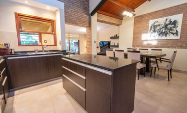 EN VENTA CASA DE CATEGORIA ESTILO COUNTRY