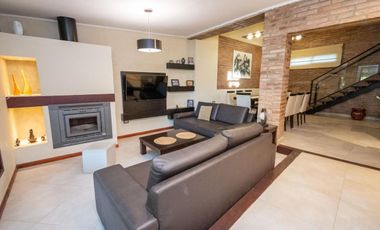EN VENTA CASA DE CATEGORIA ESTILO COUNTRY
