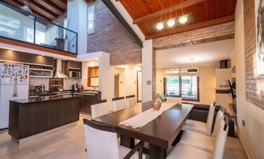 EN VENTA CASA DE CATEGORIA ESTILO COUNTRY