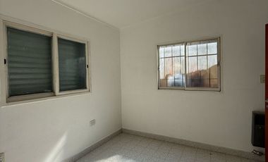 CASA CON PILETA + LOCAL + DOS DEPTOS - B° CANDIOTI