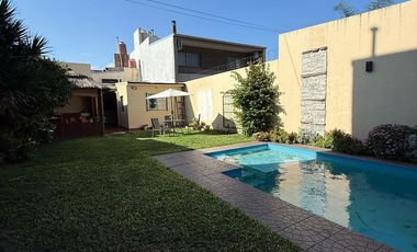 CASA CON PILETA + LOCAL + DOS DEPTOS - B° CANDIOTI