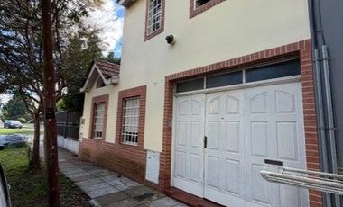 Casa en venta de 3 Dormitorios con  cochera para 2 autos cubiertos Tolosa