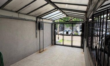 ALQUILER DUPLEX 3 AMB CON PATIO Y COCHERA EN RAMOS MEJIA