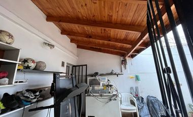 CASA EN VENTA 3 AMB V. SOLDATI CON PATIO Y JARDIN