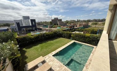 CASA DE CATEGORIA EN BARRIO PRIVADO. RIVADAVIA