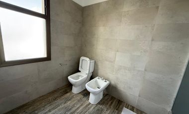 CASA DE CATEGORIA EN BARRIO PRIVADO. RIVADAVIA