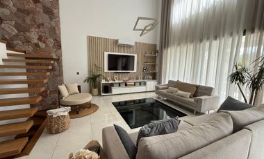 CASA DE CATEGORIA EN BARRIO PRIVADO. RIVADAVIA