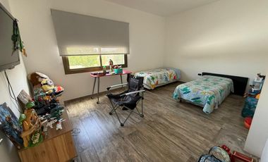 CASA DE CATEGORIA EN BARRIO PRIVADO. RIVADAVIA