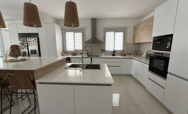 CASA DE CATEGORIA EN BARRIO PRIVADO. RIVADAVIA